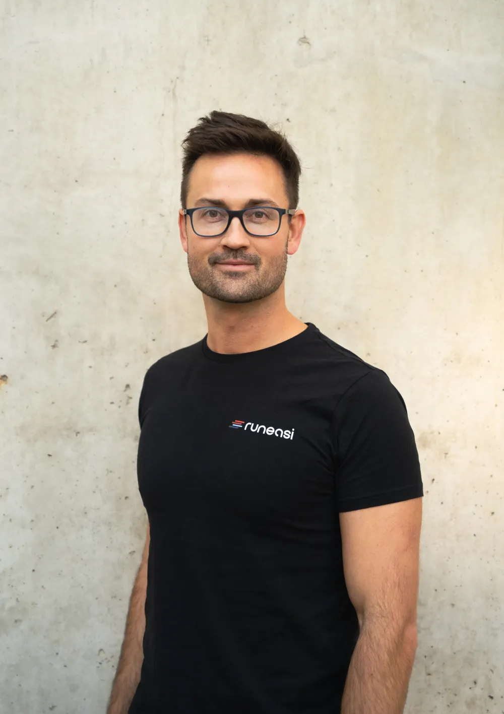 Dr. Kurt Schütte, CEO of Runeasi, in front of a concrete wall
